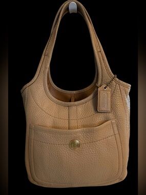 Coach Ergo Legacy Pebbled Leather vintage Shoulder bag in Taupe.